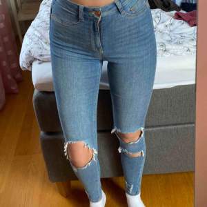 Super snygga jeans med slitningar från Gina Tricot. Nypris ca 500kr. Köparen står för frakt 💗