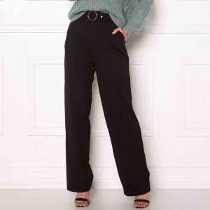  - Ett par helt nya vida byxor från Vero Moda. Sitter jätte fint på och man får super fin figur i dom.  Har tyvärr aldrig fått användning av dom. Lappen är fortfarande på aldrig använda!