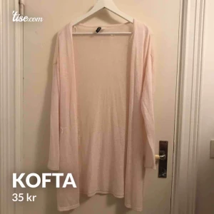  - Säljer den då den är den liiite för liten för mig vid armhålorna men annars så passar den bra💕  Skulle dock säga att den är mer som en S än en M  Den har dock en defekt vid nacken men den syns inte alls när man har den på sig👯‍♂️