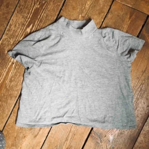  - Basic tisha med hög krage från Zara. Något croppad. Möts upp i centrala Sthlm annars tillkommer frakt 🌴