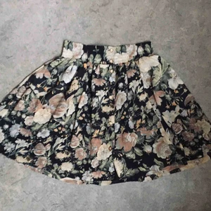  - Somrig kjol med knappar från Weekday. 