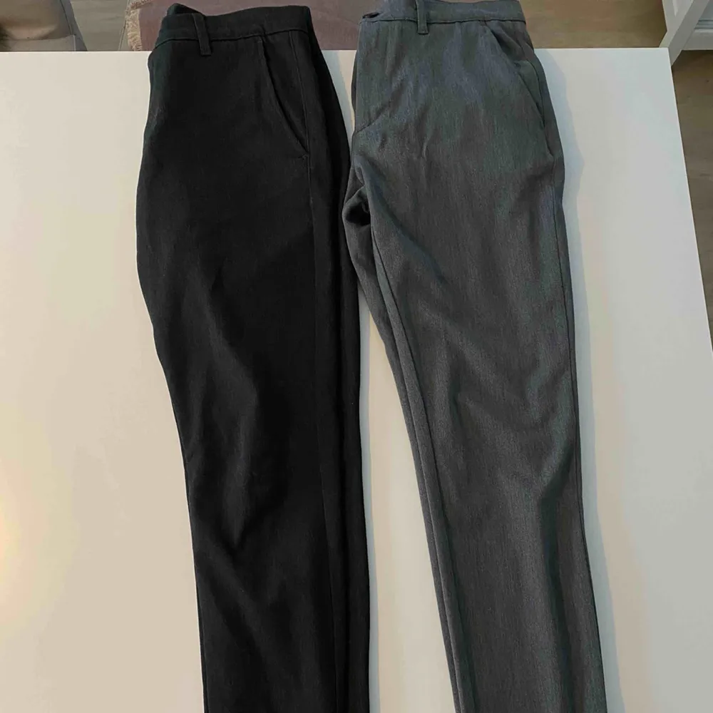 Mjuka kostymbyxor från  Tailor Originals. Till vänster: 31/32. Till höger 32/34. Jeans & Byxor.