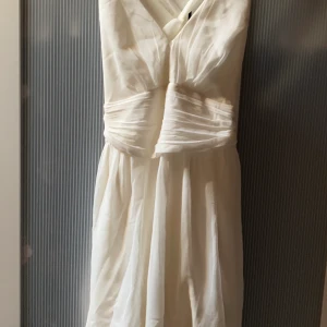 Bikbok  - Snygg vit klänning från bikbok i storlek s. Använd en gång. Eventuell frakt tillkommer 