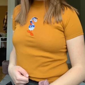 Söt tröja med Kalle Anka - Unik tröja med Kalle Anka broderat, super söt och bekväm 💓✨ frakt tillkommer