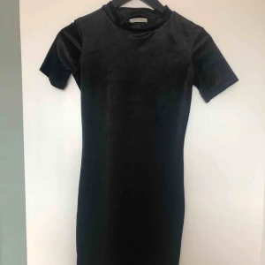  - Klänning i sammet från hm med halvpolo