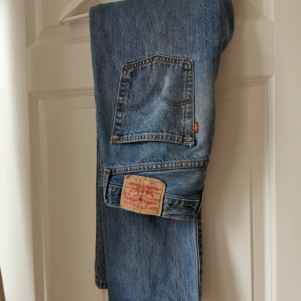 Vintage 501, använt och coolt slitet skick. Rejäl kvalité på dessa byxor. . Jeans & Byxor.