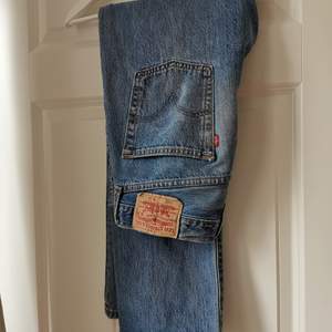 Vintage 501, använt och coolt slitet skick. Rejäl kvalité på dessa byxor. 