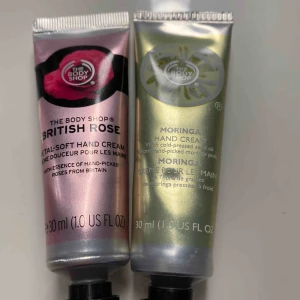  - Säljer dessa handkrämer från the body shop då jag verkligen inte är ett fan av handkrämer 🥺 de är därmed endast testade och det är mycket kvar i förpackningarna 🌸 Betalas med swish och köparen står för frakten 😊
