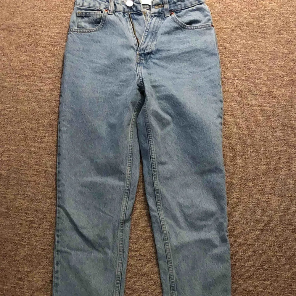 Säljer mina slirig använda zara jeans. Strl 32 men tyvärr för stora för mig:/ nypris 549kr. Köpare står för frakt 💕. Jeans & Byxor.