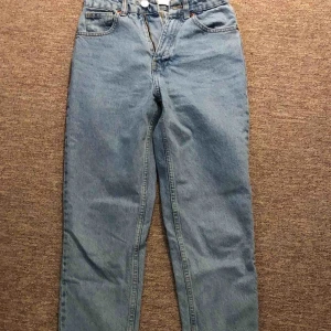  - Säljer mina slirig använda zara jeans. Strl 32 men tyvärr för stora för mig:/ nypris 549kr. Köpare står för frakt 💕