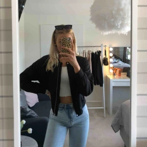  - Fin bomberjacka i svart från Gina i storlek 36. Använd en säsong och säljs nu pga att jag har för många jackor. Denna är en perfekt sommarjacka🖤