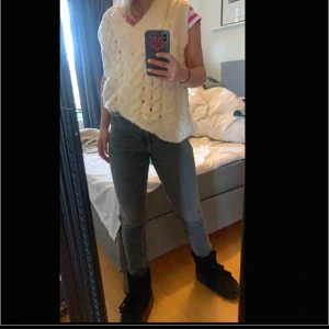 - Jätte fina ljusgråa jeans ifrån zara, som inte säljs längre 