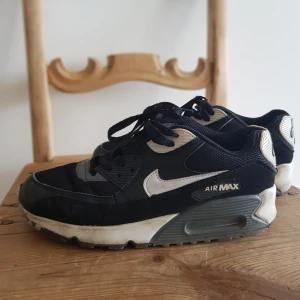 FRI FRAKT - Säljer mina svarta Nike air max!! De är ganska använda därav priset 😚