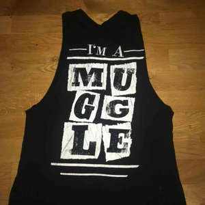  - officiell Harry Potter tröja med uppklippta ärmar. trycket säger ”I am a muggle” mycket bra skick och knappt använd!!! möter upp i stockholm eller uppsala, annars betalar köparen för frakten 