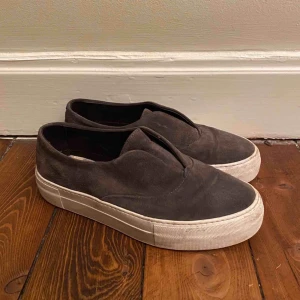  - Mockaskor i storlek 36. Saknar sula. 