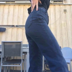  - HELT NYA flared jeans från Massimo Dutti köpta på Zalando. Prislapp finns kvar. Lite gråare ton som kan ses på bilderna jämfört med svart och supernajs längd för mig som är 178cm lång. Hög midja. Pris kan diskuteras. 