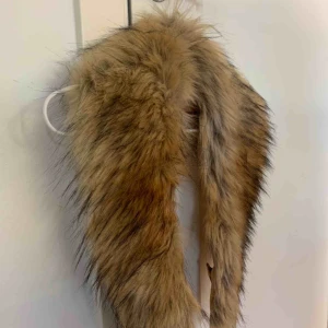  - Avtagbar krage i fakepäls. Supersnygg att lägga på en skinnjacka eller liknande 🙌🏽 kund står för frakt!