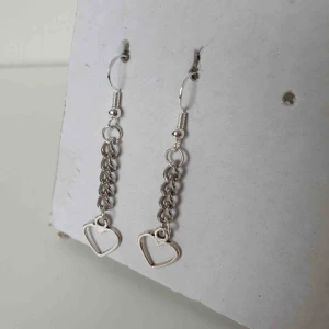  - Fina örhängen! 🤩🥳 OBS! Vi kan ej garantera vilket material smycket är gjort i. Frakt ingår inte i priset. ✨