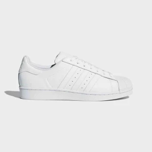  - Vita adidas superstar, använda ett fåtal gånger i somras. Perfekta att måla egen design på!🤩🤪 om ni vill ha fler bilder så kontakta mig🌸
