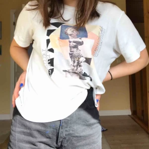  - Vit t-shirt med tryck, skönt material buda från 70 kr