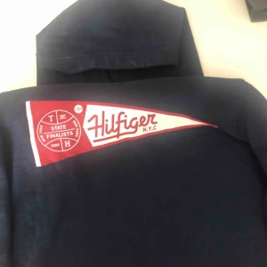  - Säljer min Tommy Hilfiger hoddie. Jag säljer den för att den är för liten. Köpt i USA och använts runt 5 gånger.  Priset går att diskutera, maila:  christoffer.dorch@gmail.com