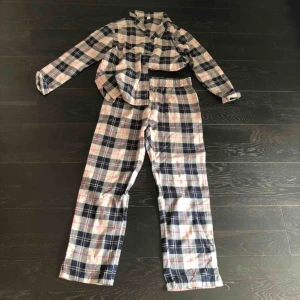  - Pyjamas-set. För stort för mig som är XS, aldrig använt! Säljer billigt. Möts upp i sthlm