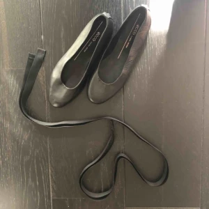  - Ballerinaskor! Från Ecco och aldrig använda, inte min stil. Säljer billigt för att de ska komma till användning av någon :) möts upp i sthlm