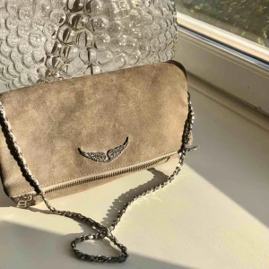  - Säljer min underbara Zadig & Voltaire väska. Rock suede som är helt slutsåld. Användes ett fåtal gånger och har lite omärkbara märken på tyget, annars så god som ny. Medföljer ett kort och ett längre band. Nypris 3500kr, pris kan diskuteras.