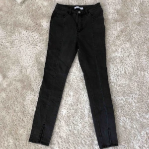  - Nästan oanvända Nakd jeans, gråa med en söm längs med benen på framsidan & slits nedtill. 80kr plus frakt! Kan mötas upp om du bor nära. Först till kvarn, hör av dig vid frågor