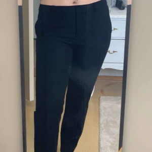  - FRI FRAKT Kostymbyxor från Kappahl i storlek 42. Sparsamt använda. 