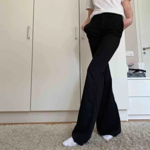  - TALL kostymbyxor från Mango (499kr) men där säljs de inte längre, köpta för 1,5 år sen. Väl använda men fortfarande jättebra skick! Min syster på bilden är 178, själv är jag 172 och längden funkar super ändå, enkla att nåla upp annars. ❤️