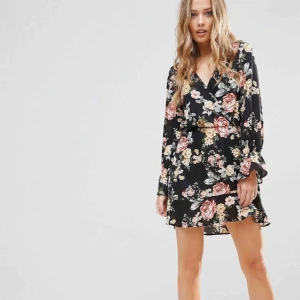  - Jättefin omlottklänning använd 1 elr 2 ggr. Frakt inräknat i priset💞