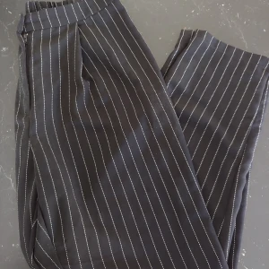 Kritstrecks byxor strl 40 - Kritstrecksrandiga byxor från HM divided 🌸 strl 40. Sparsamt använda. Köpare står för frakt ⭐
