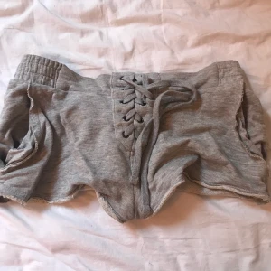 Shorts - Ett par jätte sköna gråa shorts ifrån Gina tricot i storlek s men kan även passa en storlek m
