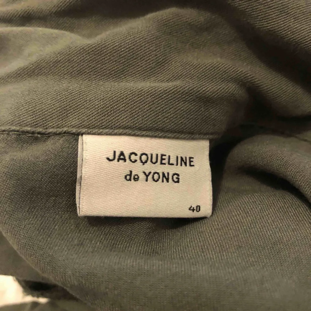 Skjorta/blus från Jacqueline de Yong❤️ sparsamt använd så i bra skick! Gratis frakt!. Toppar.