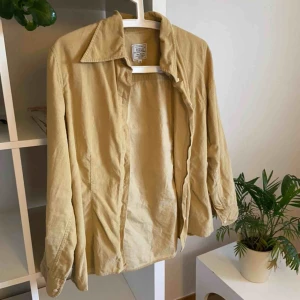  - Senapsgul manchesterskjorta köpt second hand 💕