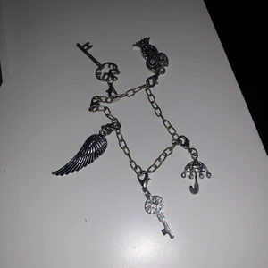 Berlockarmband  - Berlockarmband med 5 berlocker. Frakten ingår🤩