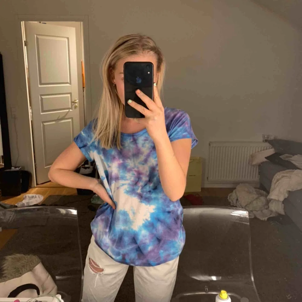 Snygg tröja med tiedye:). T-shirts.