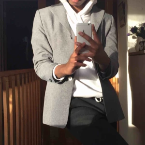  - Snygg oversized kavaj handlad på second hand. Vrfr inte hotta upp partyoutfiten med en najs kavaj? Säljer då den är liiite för liten för mig. 