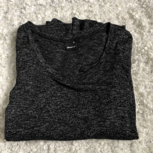 Stickad tröja - Stickad tröja från Gina tricot. Den är väldigt mjuk och skön med trumpet ärmar. Storlek XS men passar mig med storlek S. Kom med bud