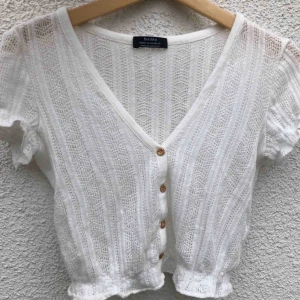  - Gullig kofta från Bershka! Ser ut som att den har gulnat på bild men det är bara ljuset! Köpt i London, går ej att köpa i Sverige :) ganska liten i storleken och lite genomskinlig. Använd endast 2 ggr! Frakt tillkommer. 🤍🤍