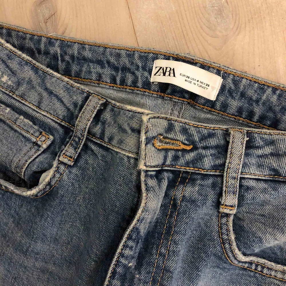 Säljer dessa sjukt snygga jeansen från Zara 😍  Är i fint skick!! Sitter super snyggt på och är lite kortare i modellen. Inte avklippta utan köpta med både slitningar på knän och fransar nedtill.  Skriv för fler bilder eller frågor💛. Jeans & Byxor.
