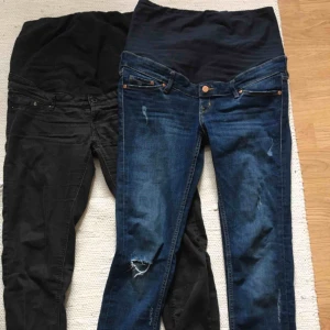  - 2 par gravidbyxor i stl M. Dom är i fint skick :) Jag hade dom hela graviditeten ut! (Alla mina gravidkläder hade jag det ) 
