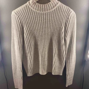  - Välanvänd tröja från H&M men är i bra skick, Gråvit