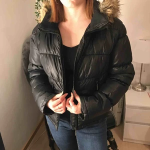  - Svart vinterjacka från Denimize, gjord i polyester  Litet märke på ena armen, därav kan priset diskuteras
