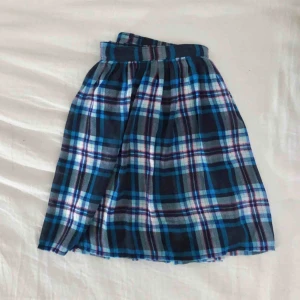  - Rutig superfin kjol från Hollister. Använd men i fint skick! OBS, väldigt liten i storlek! (Frakt tillkommer om den ska skickas)