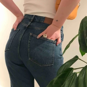 Stentvättade monkijeans - Görsnygga stentvättade kimonojeans från monki🤩 Passar S/M, säljer då jag vuxit ur dem. Bra skick utan slitningar/hål/fläckar! Perfekta momjeansen!