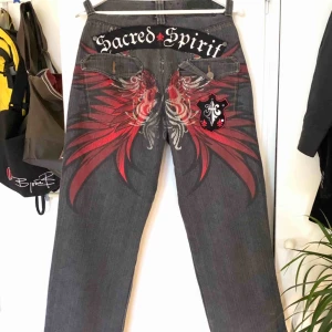 - Ett par FETT NAJS gråa baggy jeans med tryck! Jag är 160 och de är rätt långa på mig, så tyvärr lite fransiga vid hälarna men annars i bra skick! 
