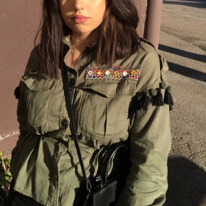 Militärgrön Jacka - Jacka från bershka Strl S med fin mönster bakom. Frakt tillkommer!🦋