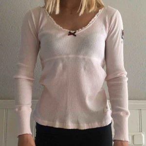  - Säljer den populära tröjan från Odd Molly i en ljusrosa färg. Nyskick, använd en gång! Nypris ca 600kr.